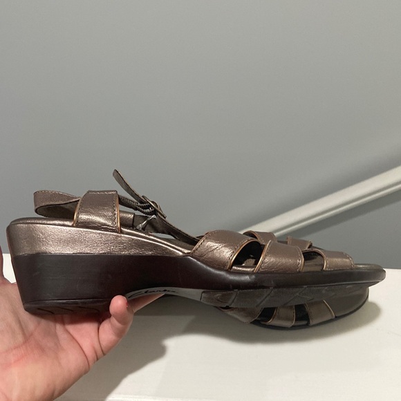 CLARKS Bendables Leather Wedge Sandals Bronze color Women's Size 11m EUC - Picture 9 of 17